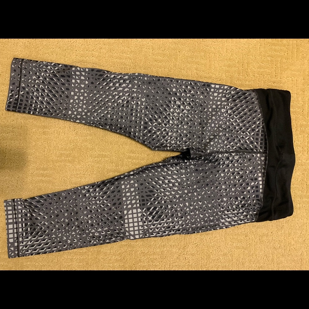 EUC🏃♀️Under Armour Capri Leggings - Picture 5 of 6